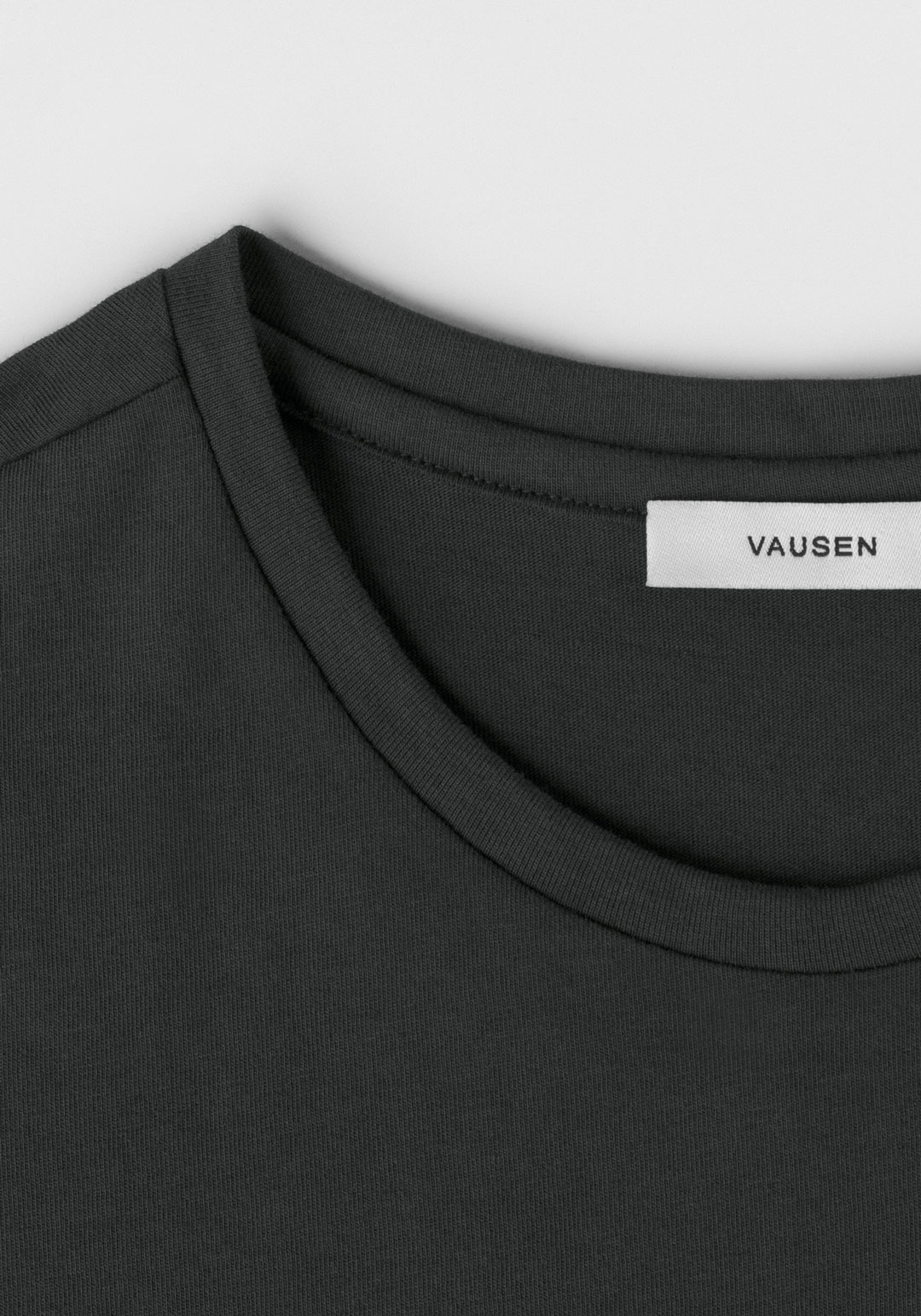 vausen camiseta gris grafito manga corta algodón peruano cuello detalles